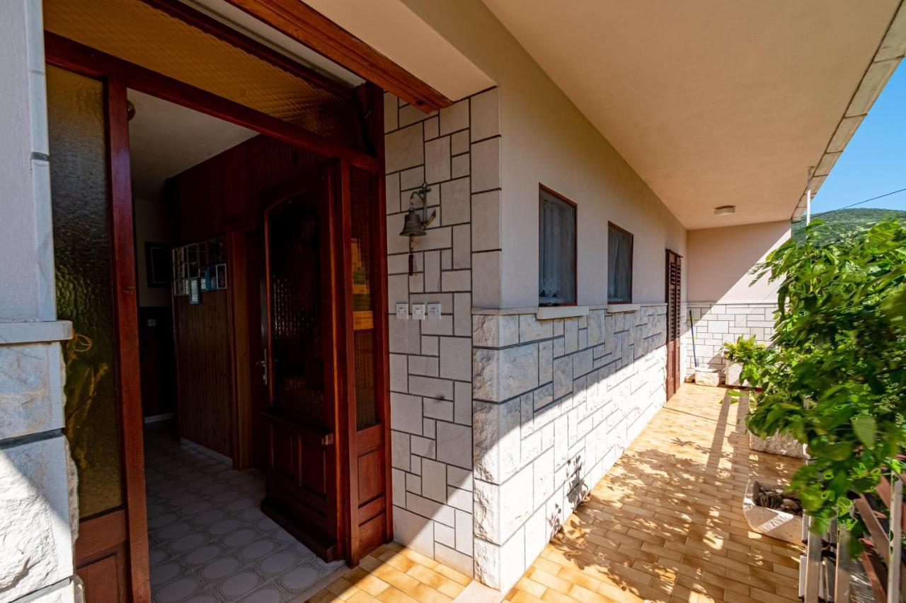 Apartments Mak Račišće Bagian luar foto