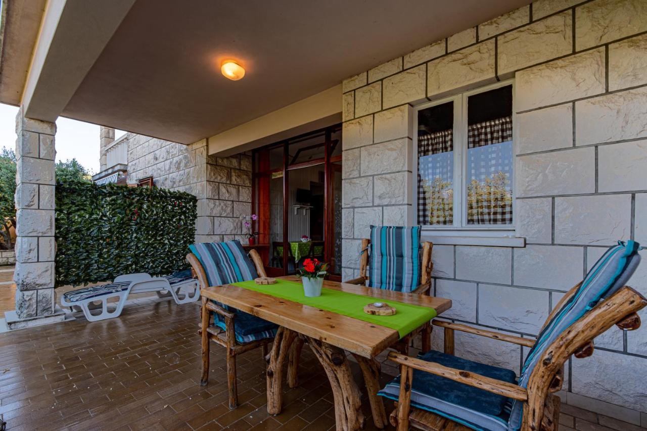 Apartments Mak Račišće Bagian luar foto